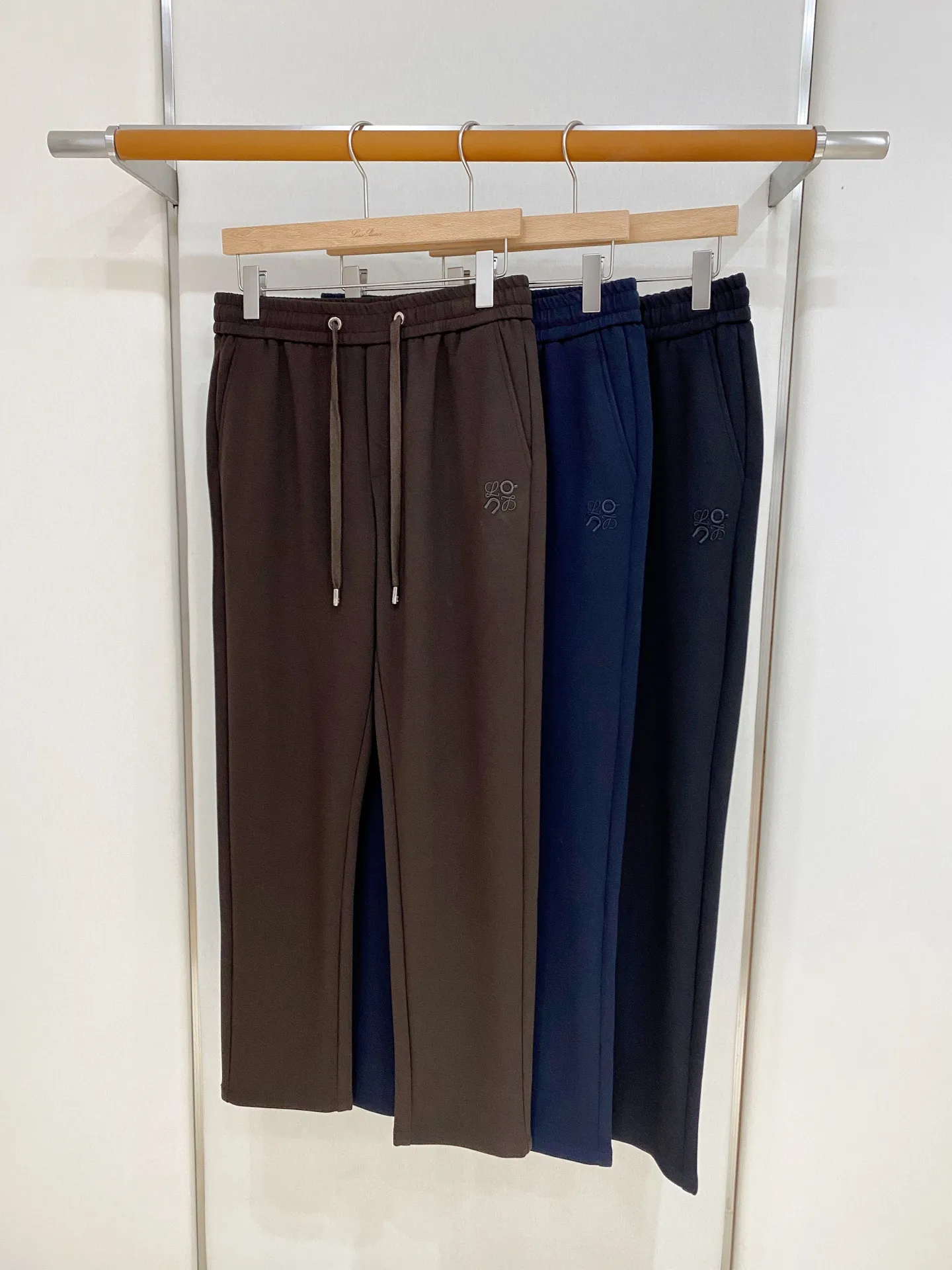 Loewe x Angpa 2026 Autumn and Winter New Arrival Casual Pants Fabric: Modal air layer cotton knitted fabric, soft to the touch, crisp in drape, comfortable and warm on the upper body. Style: straight cut with drawstring elastic waist, loose and neat, small embroidery embellishment, diagonal pockets, to accommodate leg shape. Color: Dark brown, navy blue and black, three colors, calm and high-end, suitable for all kinds of tops, suitable for commuting and leisure. Sizes:M-4XL